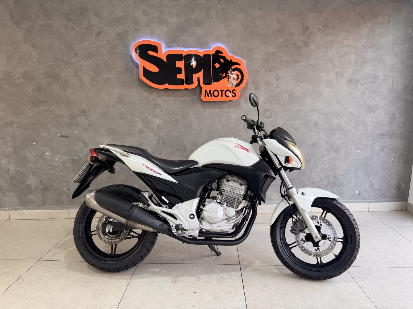 CB 300R no showroom da Sepi Motos