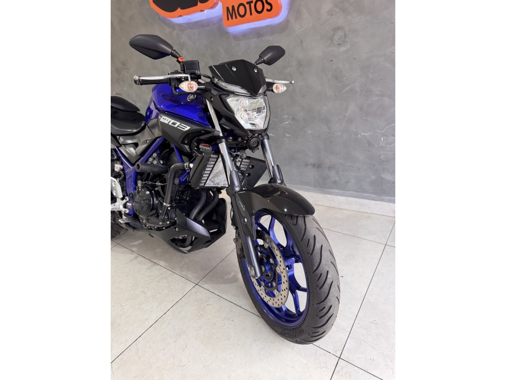 MT-03 ABS em três quartos